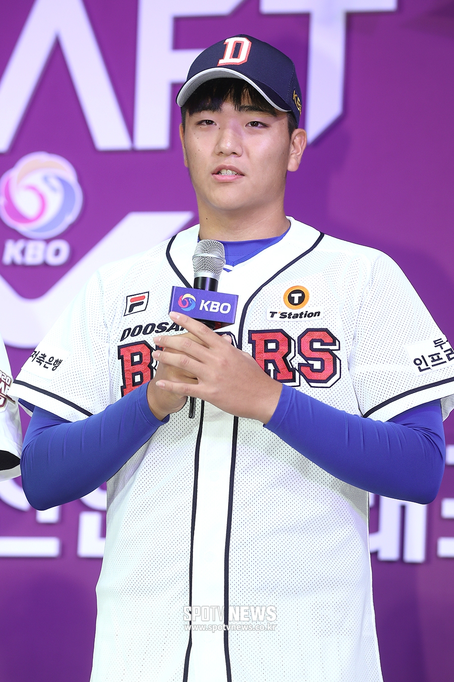 [포토S] 경기고 장규빈, 2차 1라운드에서 두산에 지명
