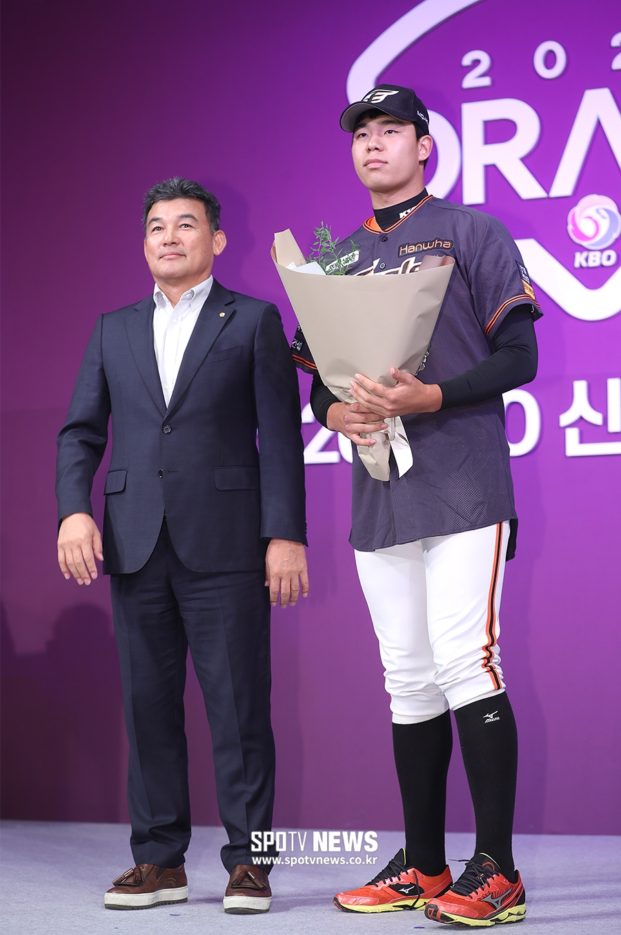[포토S] 한화 1차 지명 신지후, 박종훈 단장과 함께