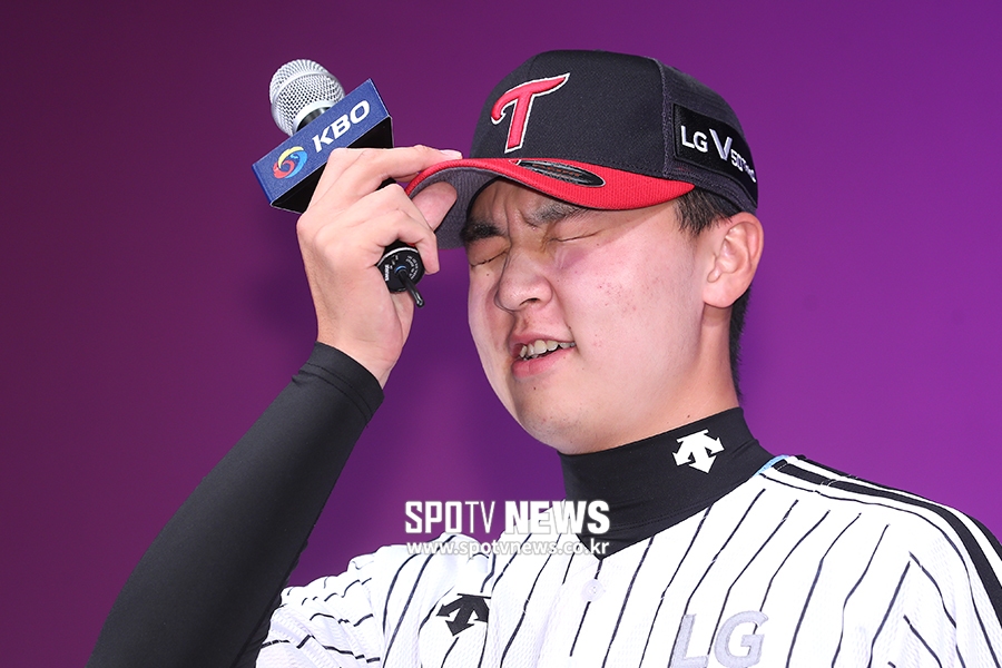 [포토S] 눈물 참는 LG 1차 지명 이민호