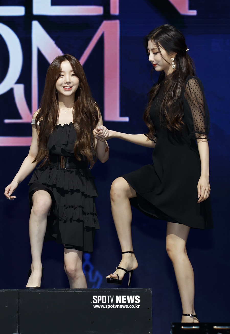 [포토S] 러블리즈 케이-정예인, 다정하게 손 잡고