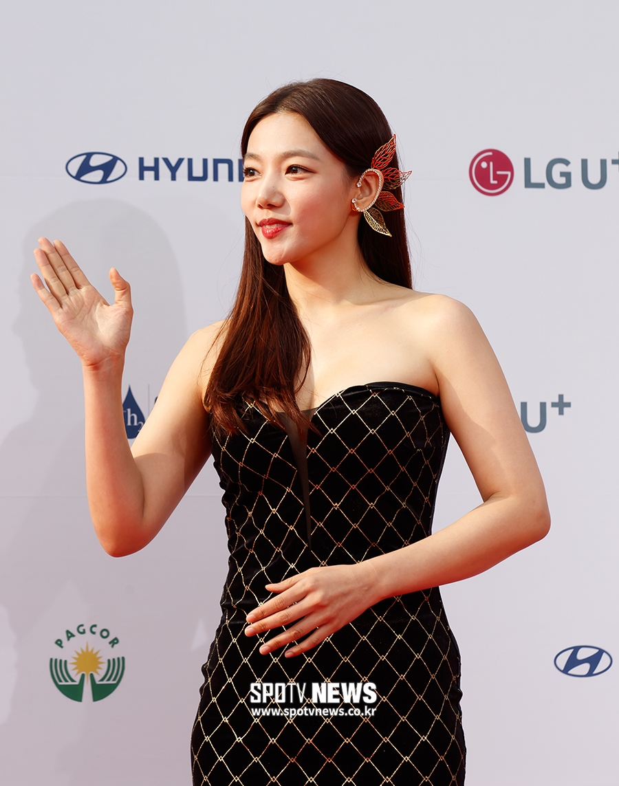 [포토S] 이채영, 귀에 꽃날개 달고