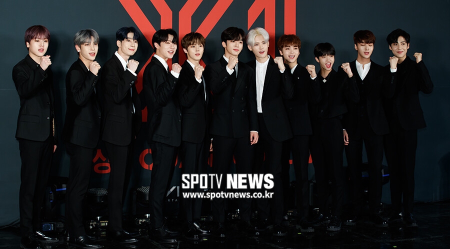 "음원·음반 1위 석권"…엑스원, 논란에도 뜨겁다