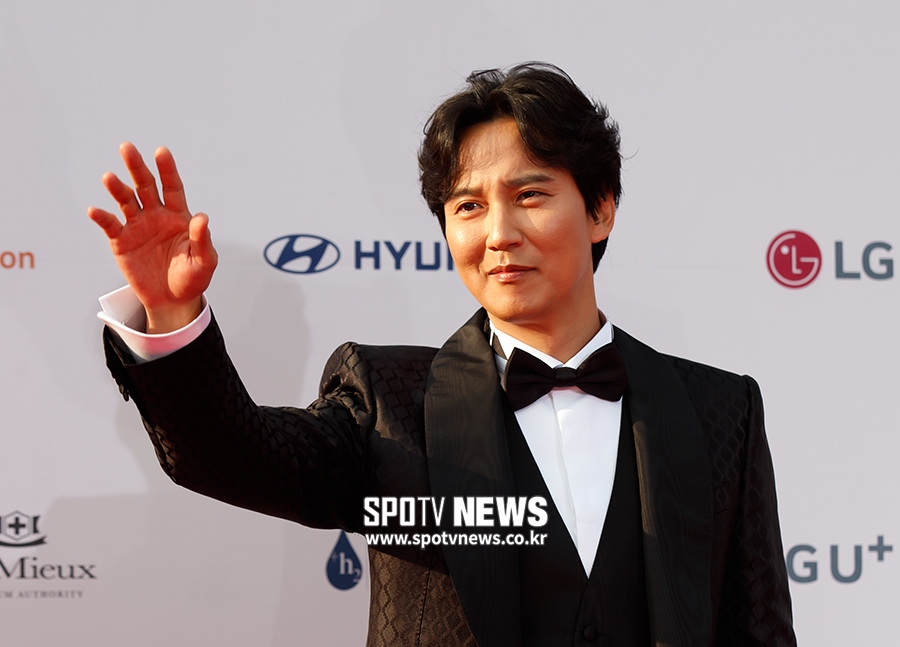 [포토S] 김남길, 카리스마 사제의 손인사