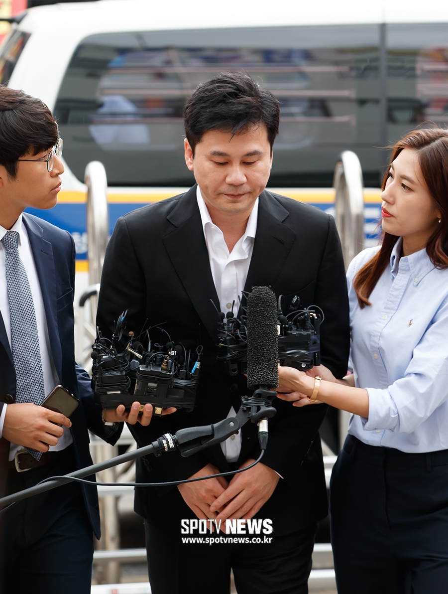 [포토S] 두 손 모으고 고개 숙이는 양현석