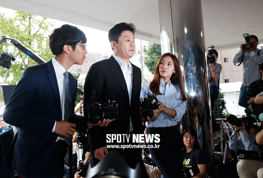 [포토S] 양현석, 뜨거운 플래시 세례 받으며 경찰 출석