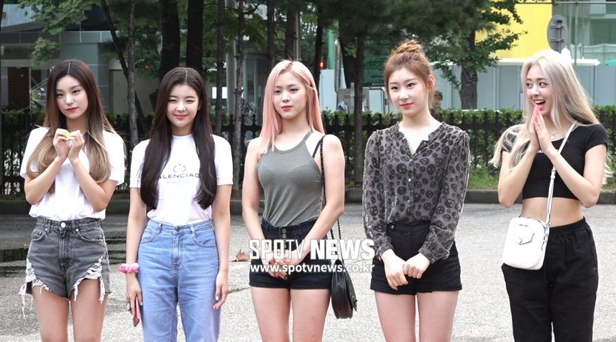 1위 행진 있지(ITZY)! '빵 터진' 출근길 [영상]