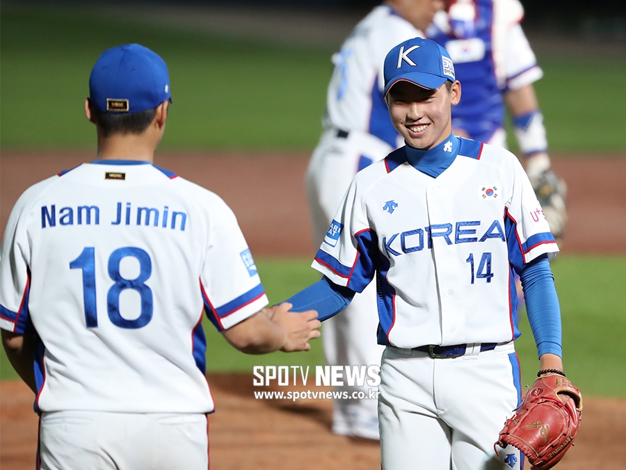 [포토S] 김진섭, 웃으며 교체
