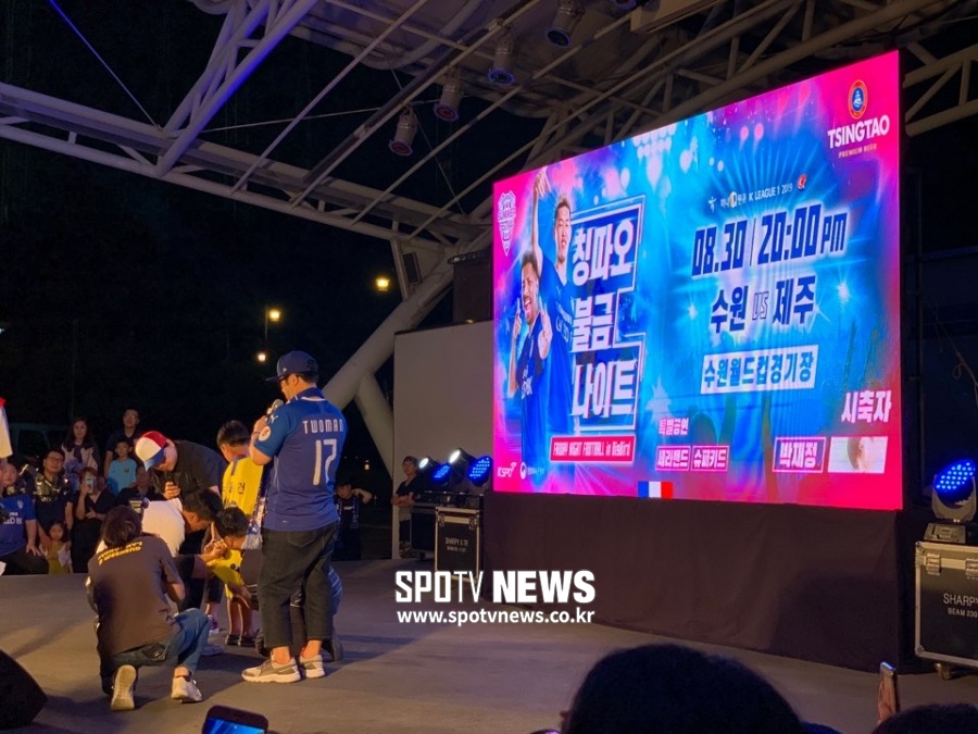 [스포츠타임 현장] '불금 축구' 이임생 감독도 즐긴 맥주 한잔의 여유