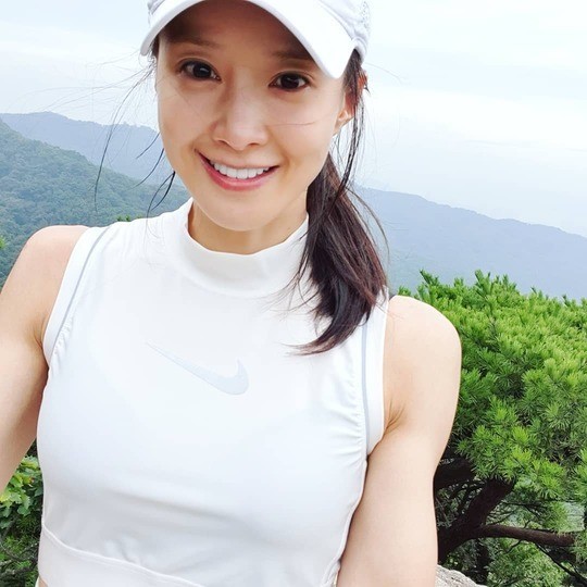 이시영, 등산 중에도 미모는 '상큼', 팔근육은 '성났다'