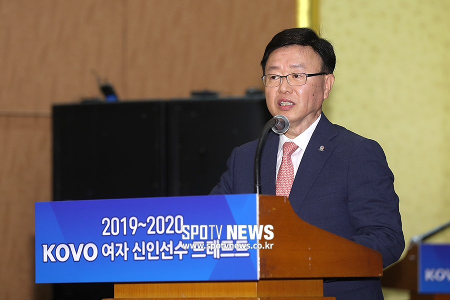 [포토S] 인사말 하는 김윤휘 KOVO 사무총장