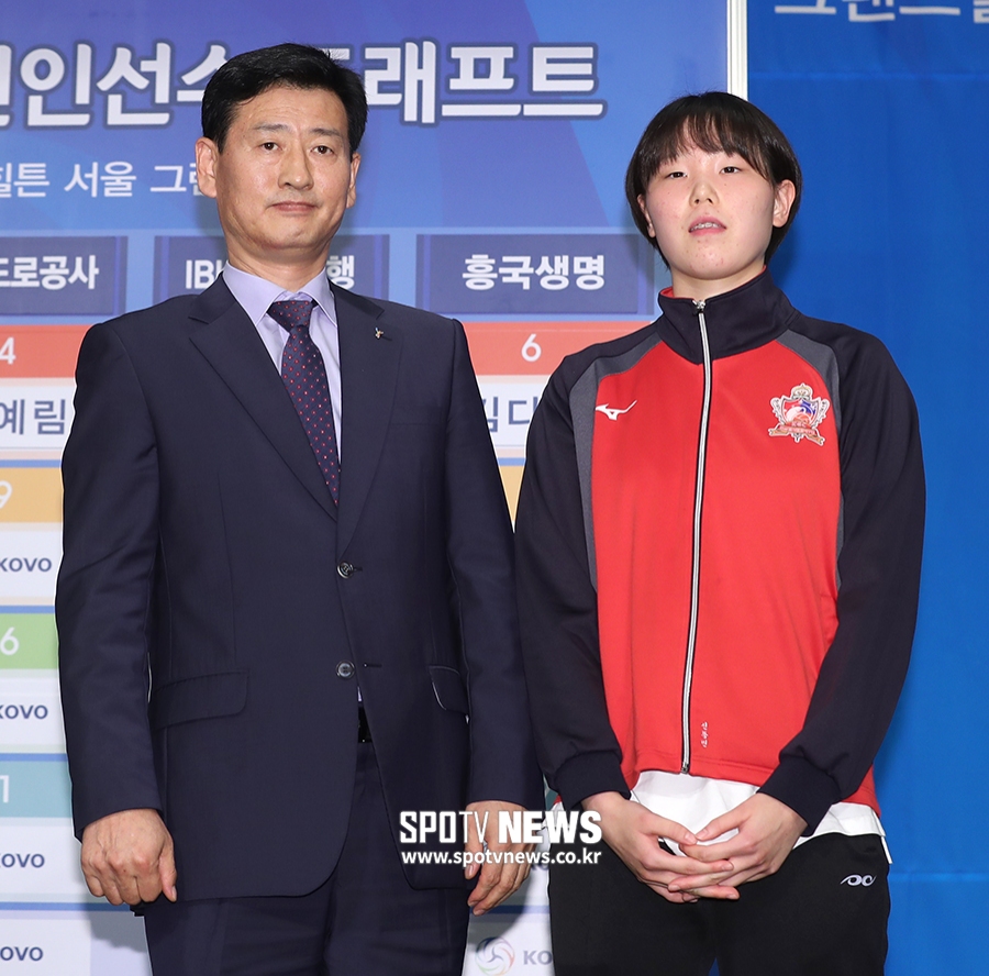 [포토S] KGC인삼공사, 3라운드에서 장신 세터 구솔 지명