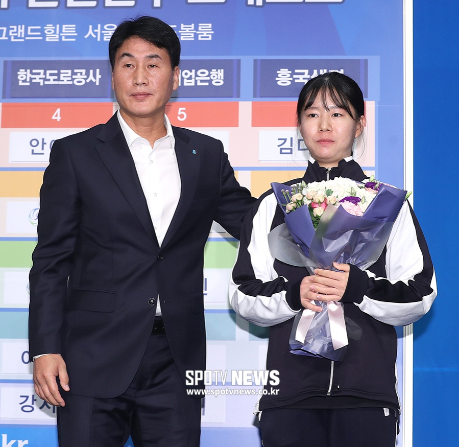 [포토S] IBK기업은행행 전하리, 감격스러운 마지막 지명