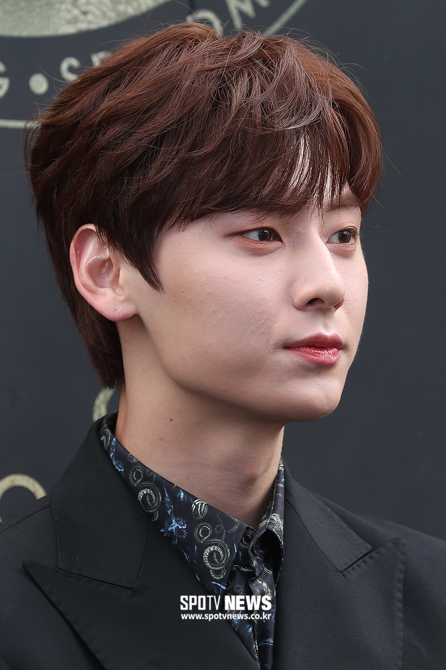 [포토S] 황민현, 명품 콧날 빛나는 각도