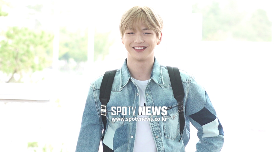 강다니엘, '청청에 백팩 메고' 설레는 미소 [공항패션]