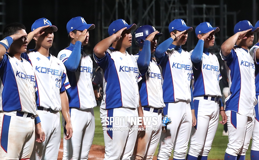 [포토S] 일본에 역전승 거둔 한국, 승리의 경례!