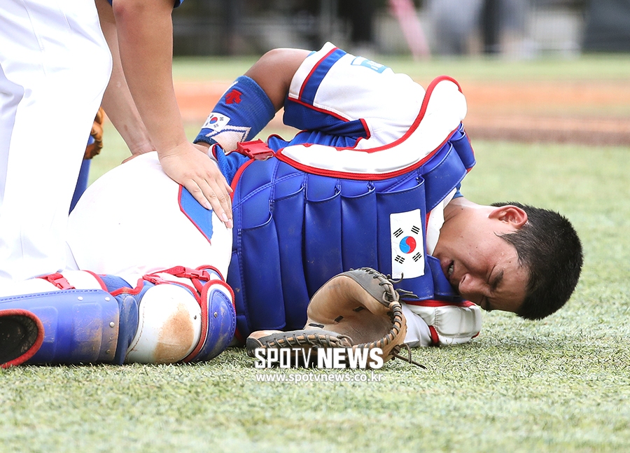 [포토S] 허리 고통 호소하는 강현우