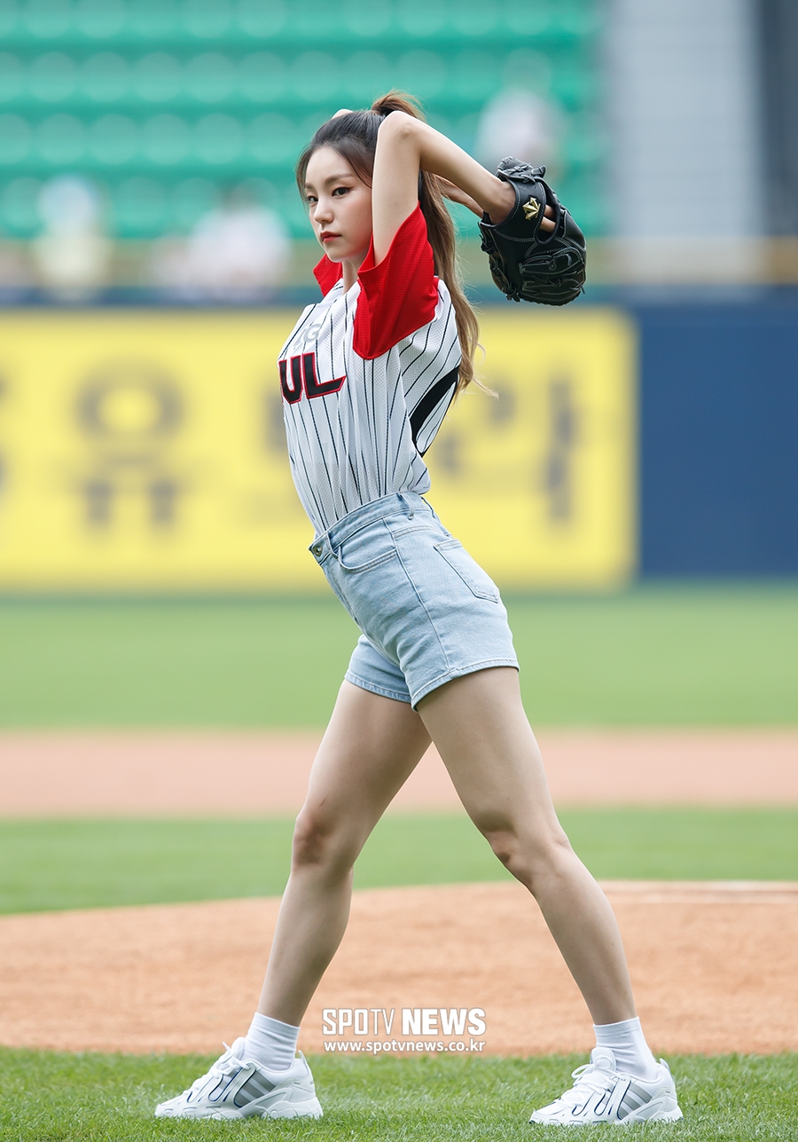 [포토S] 있지 예지, 탄탄한 몸매 자랑하며 힘차게 와인드업