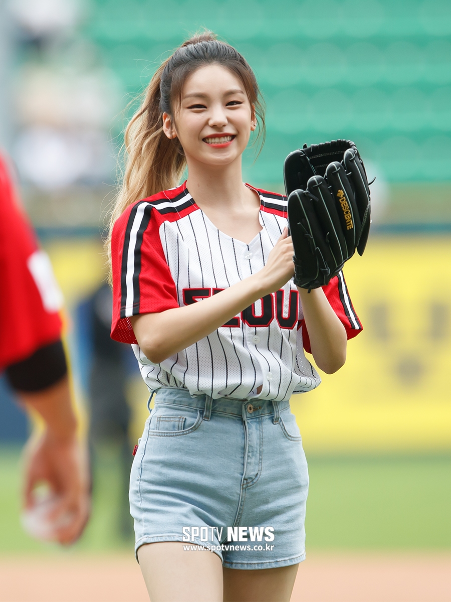 [포토S] 있지 예지, 두근두근 첫 시구 성공
