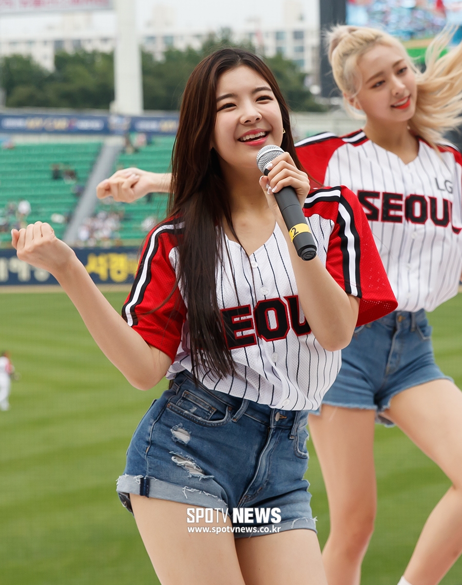 [포토S] 있지 리아, 응원 단상에 올라 귀여운 미소