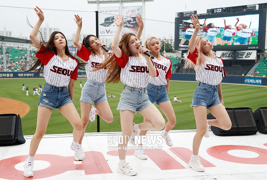 [포토S] 야구팬들 열광 시키는 있지 축하무대