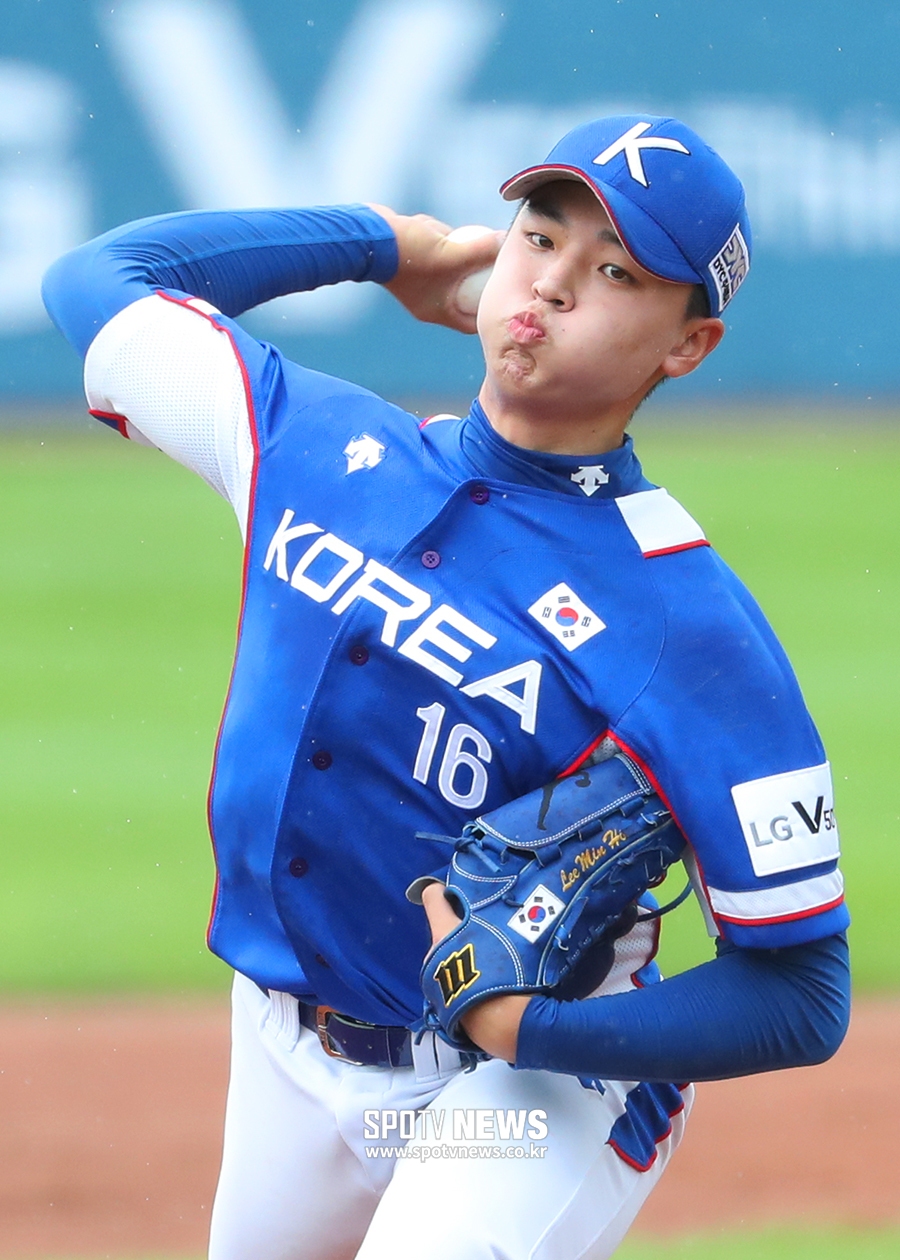 [포토S] 한국 선발 이민호, 힘차게 투구