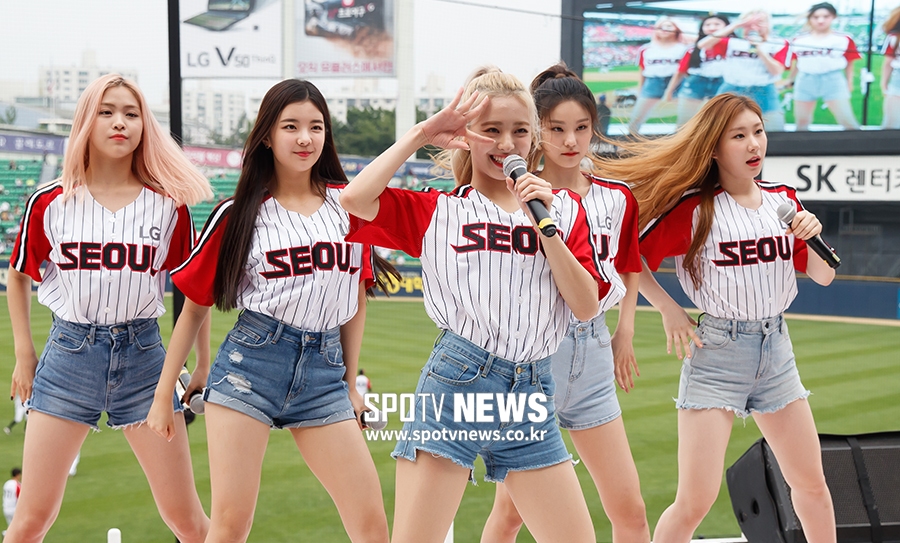 [스토리S] 잠실 응원 단상에 오른 있지, 뜨거워진 클리닝 타임