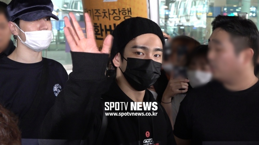 갓세븐(GOT7) 귀국, 마스크로 가릴 수 없는 잘생긴 외모 [공항패션]