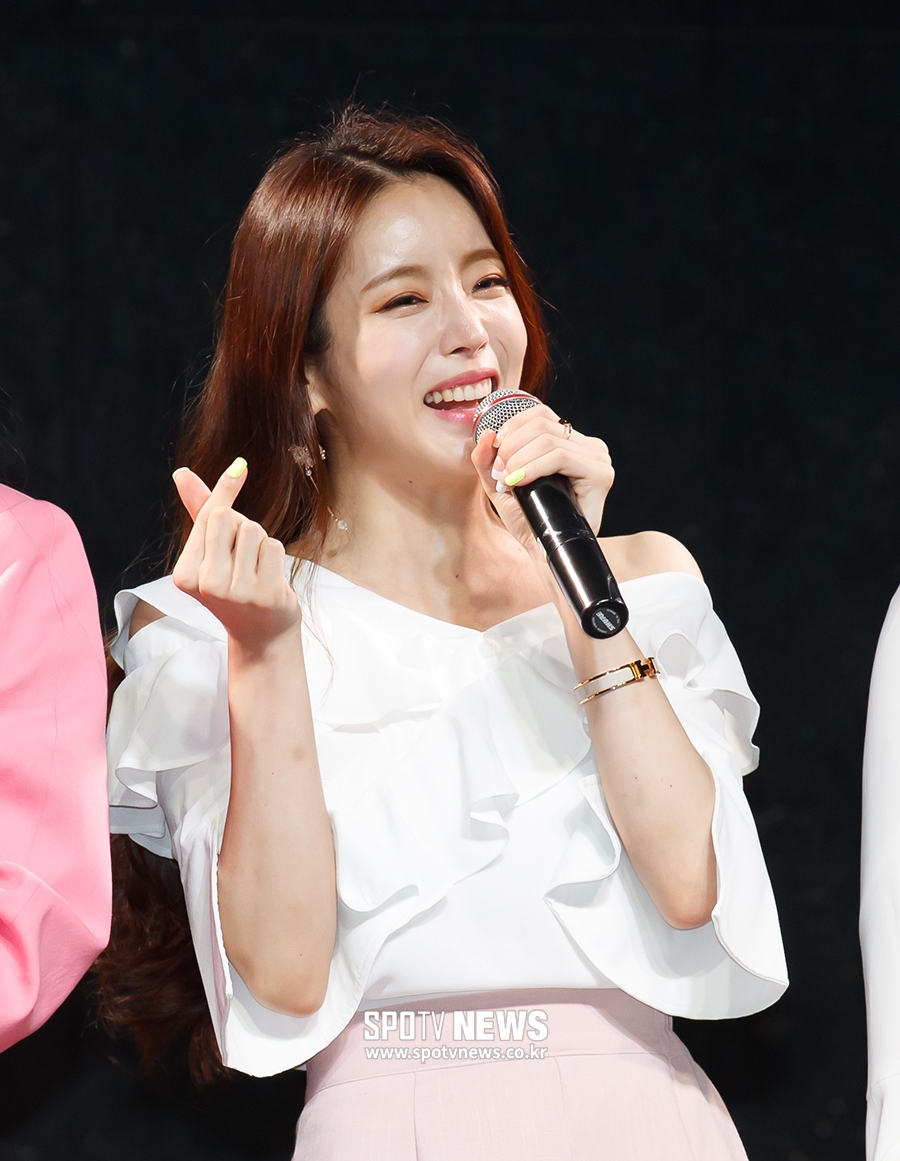 [포토S] 박성연, 축하 위해 무대 올라 미모 발산