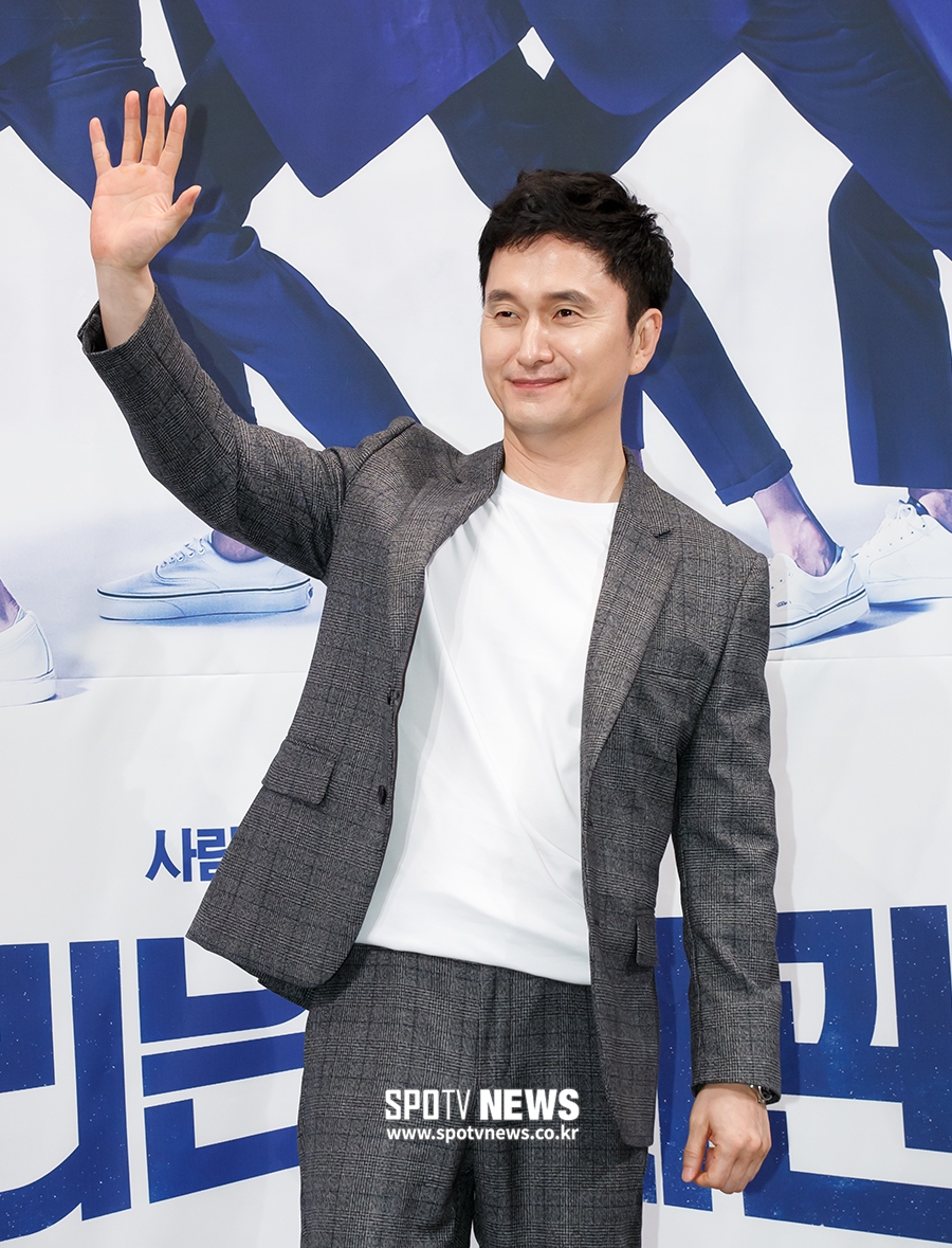 [포토S] 장현성, 여유있는 손인사