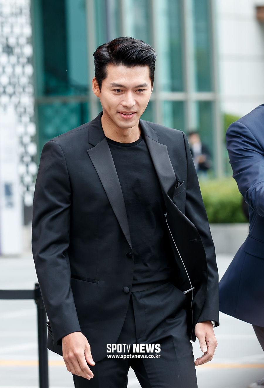 [포토S] 현빈, 에스코트 받으며 입장