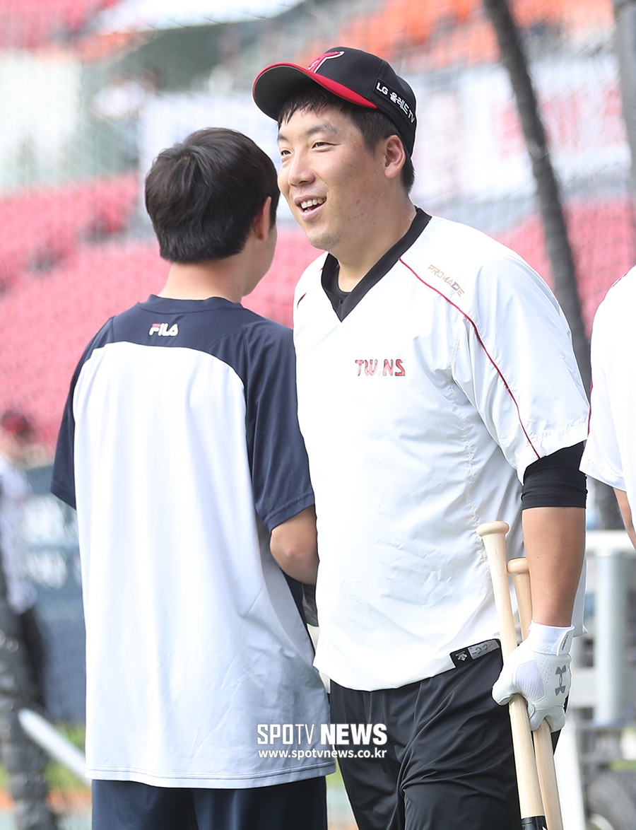 [포토S] 김현수-정수빈, 자연스러운 스킨십