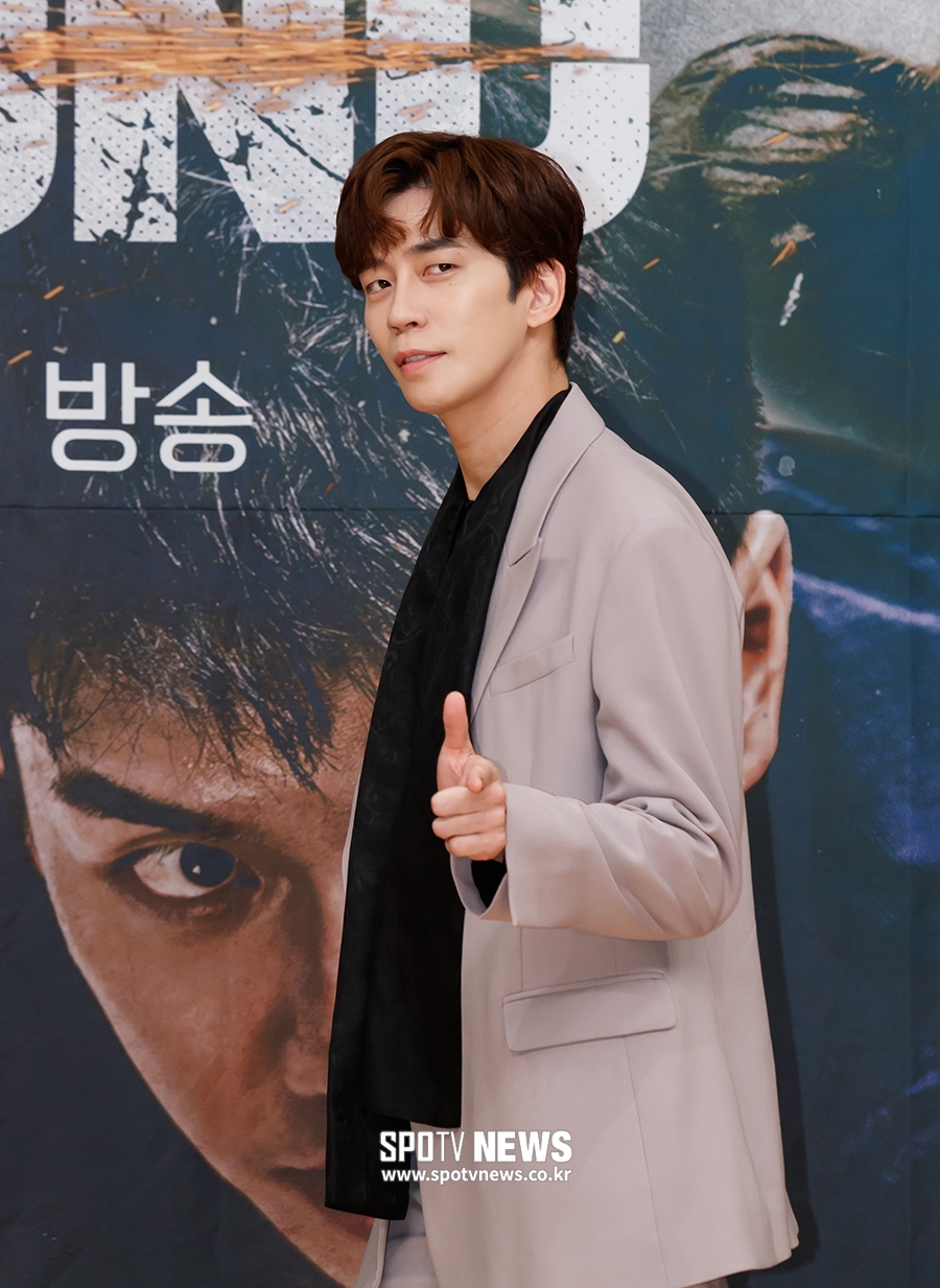 [포토S] 신성록, 재치 있는 사진 촬영 포즈