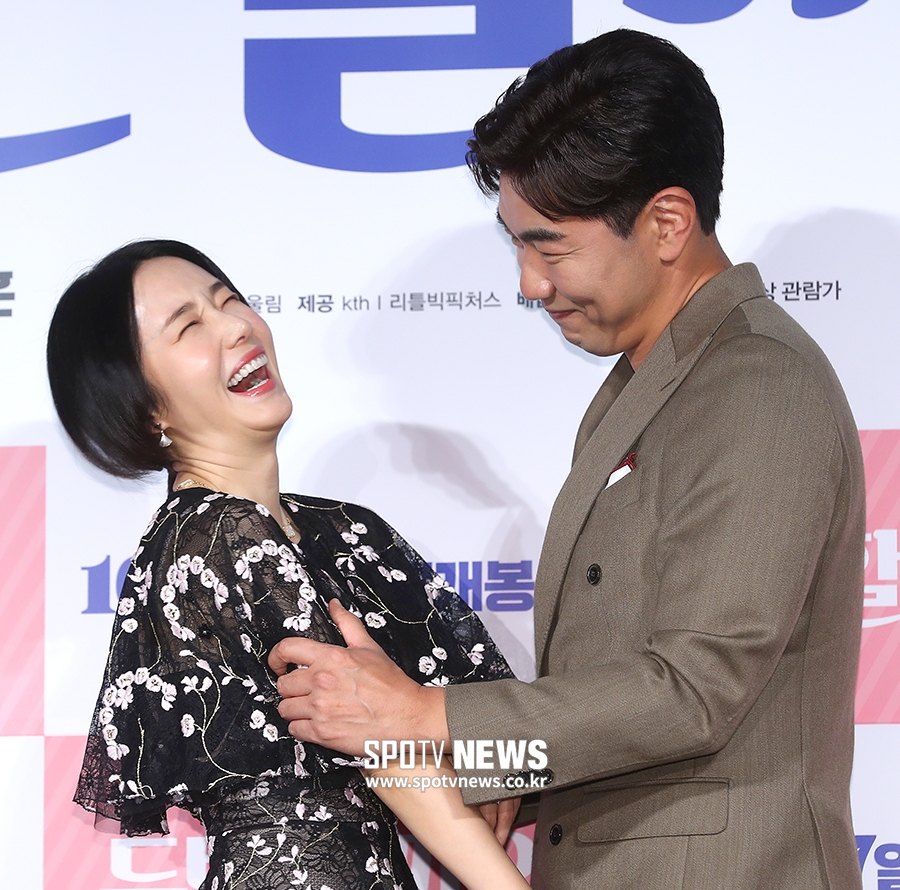 [포토S] 이정현, 이종혁의 부담스러운 눈빛에 빵!
