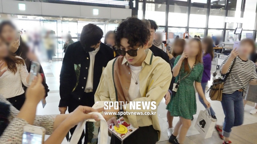 팬들이 준 편지 하나하나 챙기는 아이콘(iKON) [공항패션]