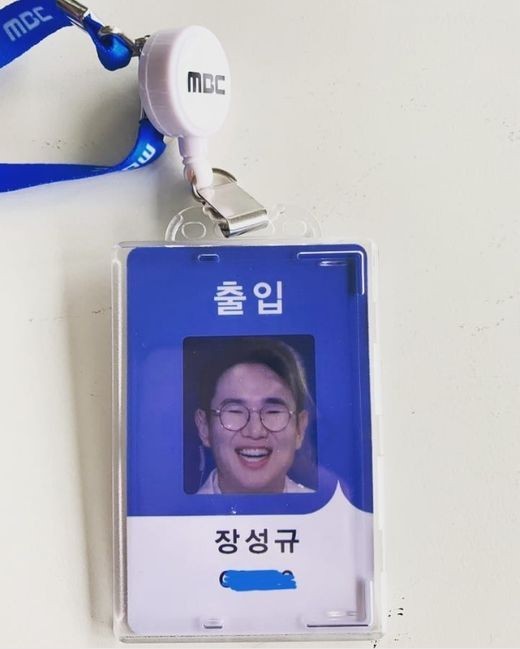 장성규, JTBC 사원증 반납하고 MBC 출입증 공개…희귀 눈웃음까지