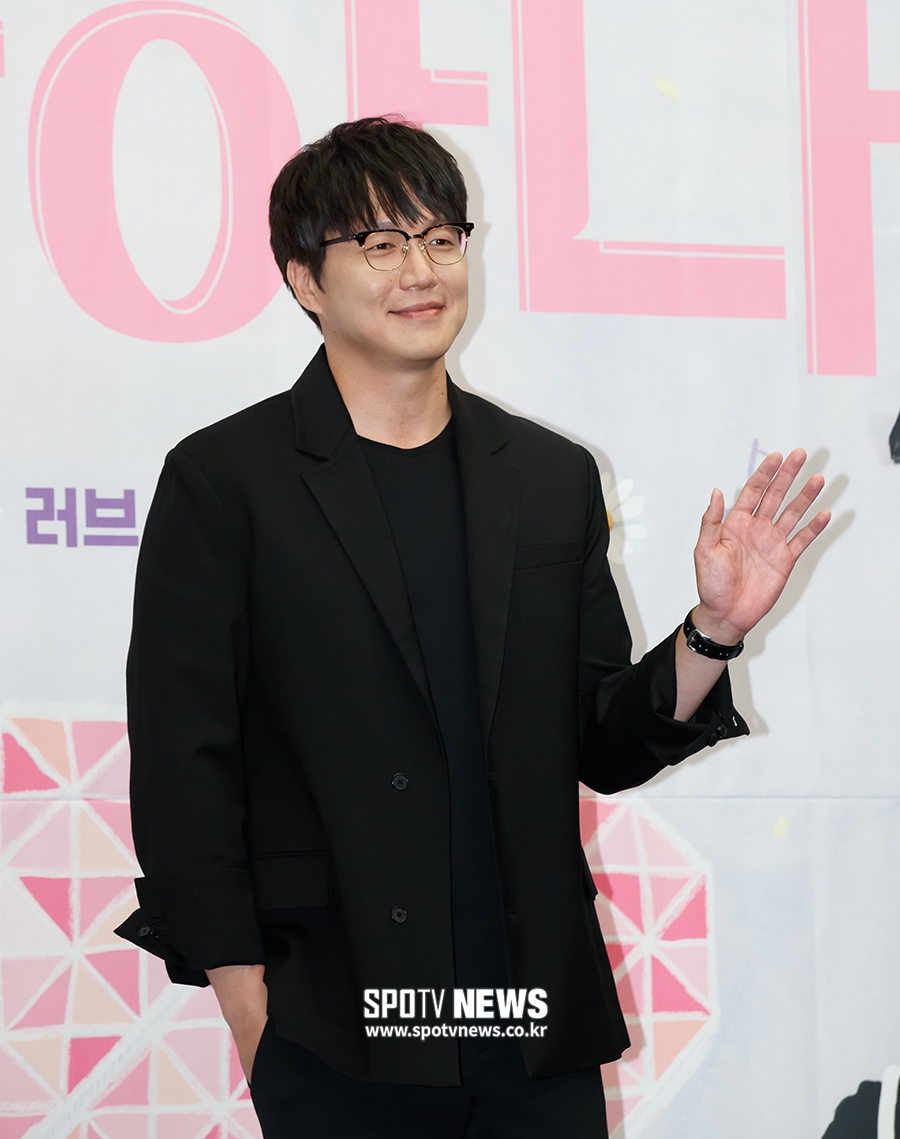 [포토S] 성시경, 감미로운 손인사