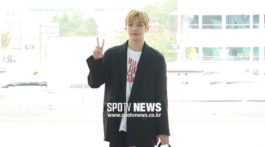 "언제나 응원할게!" 팬 목소리에 화답한 강다니엘 [공항패션]