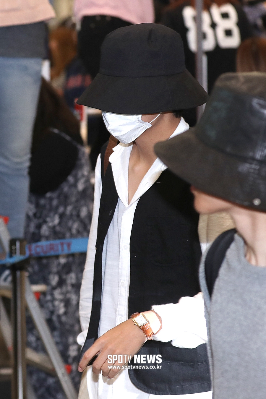 [포토S] 방탄소년단 뷔, 마스크와 벙거지로 꽁꽁 가리고