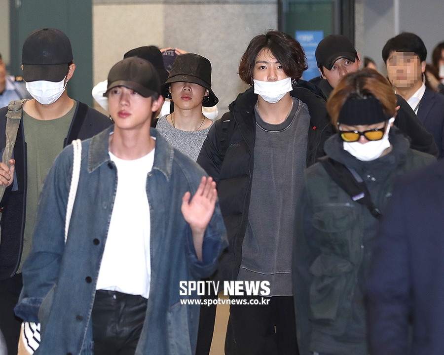 [포토S] 나홀로 카메라 쳐다보는 정국