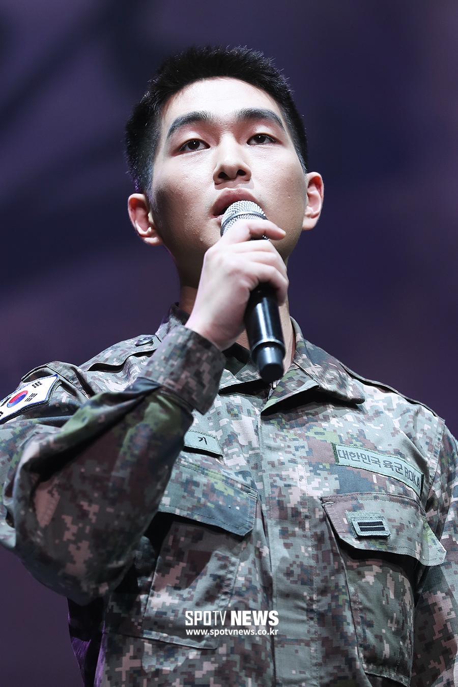 [포토S] 온유, 군복 입고 열창