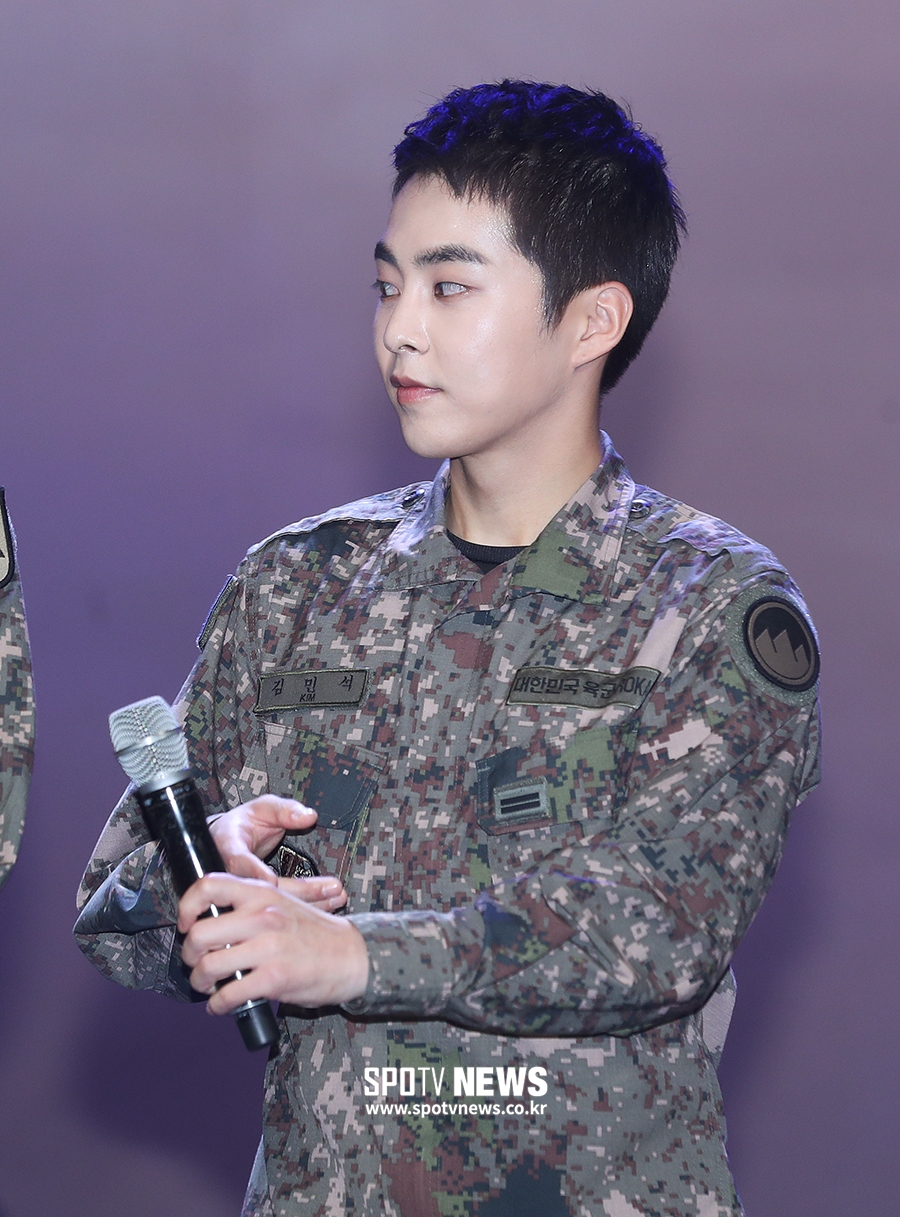 [포토S] 시우민, '일병 김민석! 마이크 필요하십니까?'