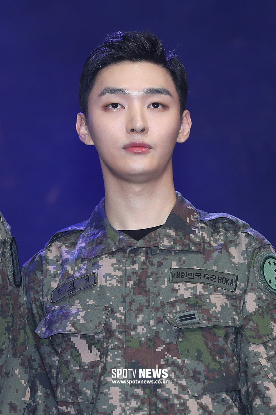 [포토S] 윤지성, 군기 든 모습