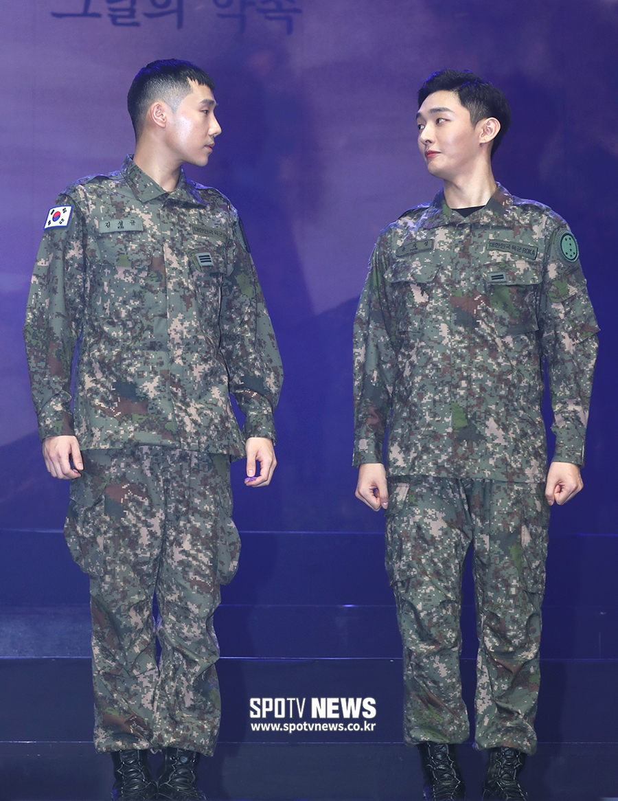 [포토S] 상병 김성규 앞에서 군기 바짝 든 일병 윤지성