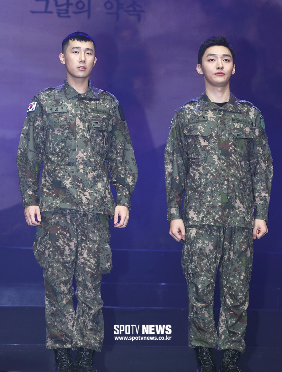 [포토S] 김성규-윤지성, 멋지게 군복 입고!