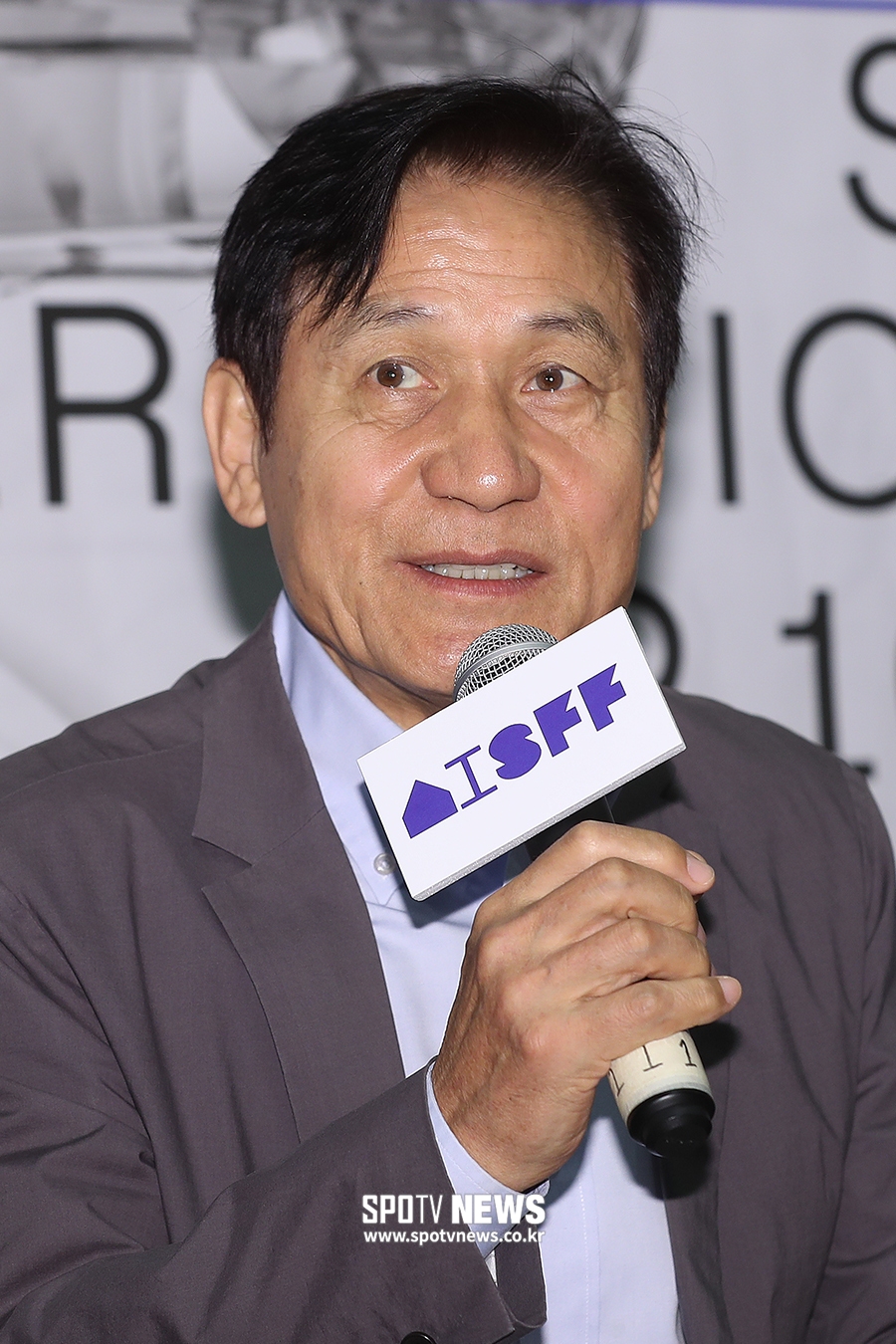 [포토S] 인사말 하는 집행위원장 안성기