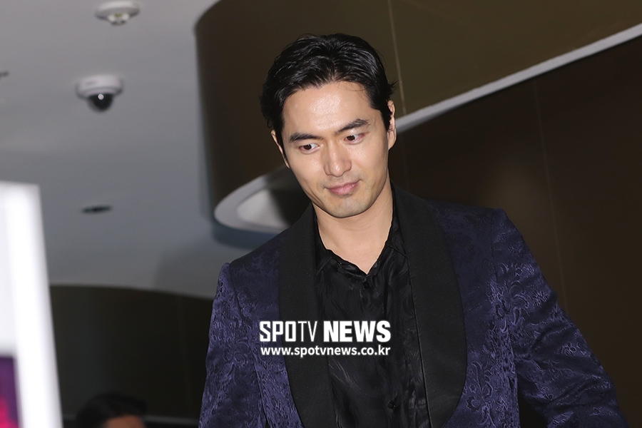 [포토S] 이진욱, '입장부터 멋있어'