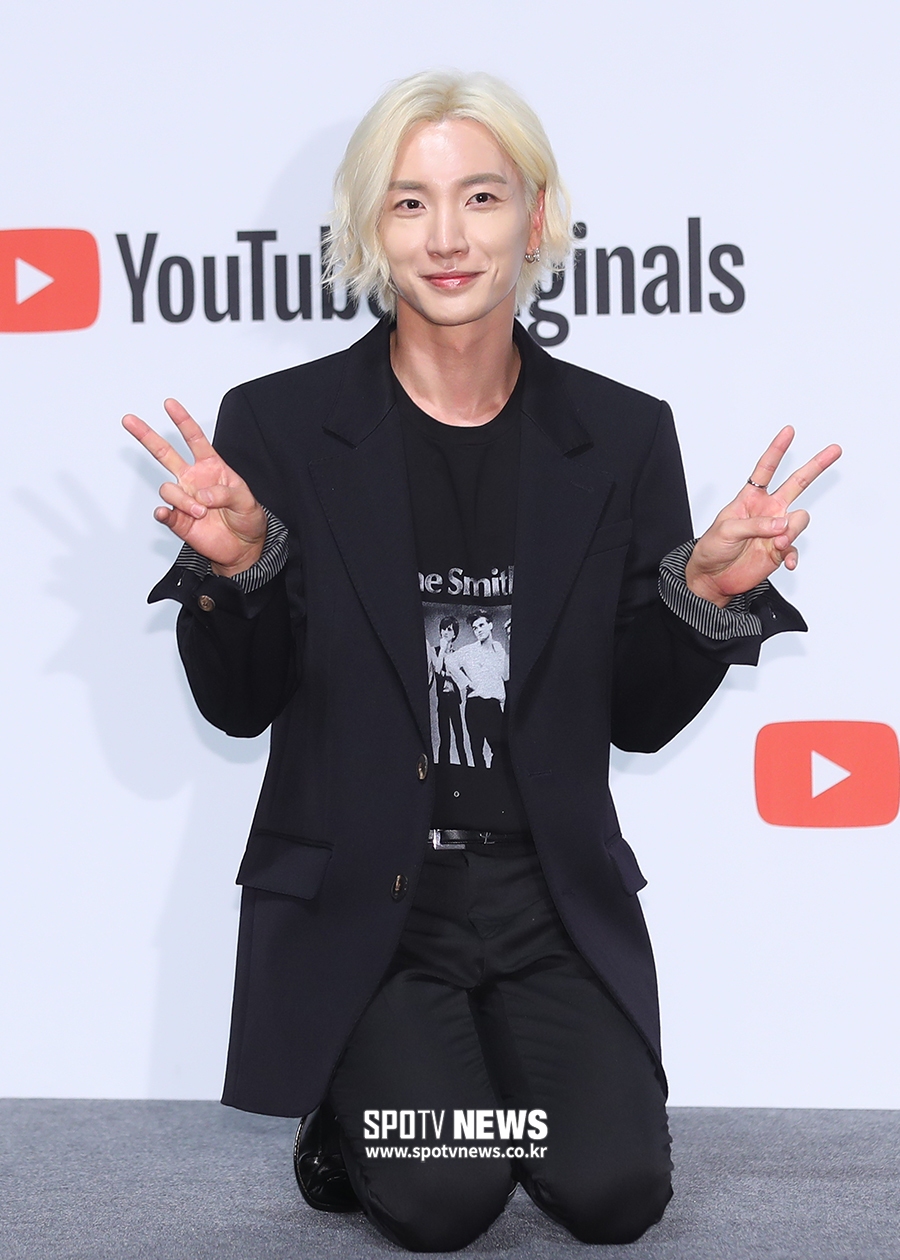 [포토S] 이특, 무릎 꿇고 브이