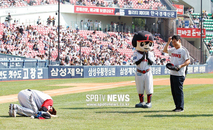 [포토S] 은퇴 이동현, 시구 마친 아버지 향해 큰절