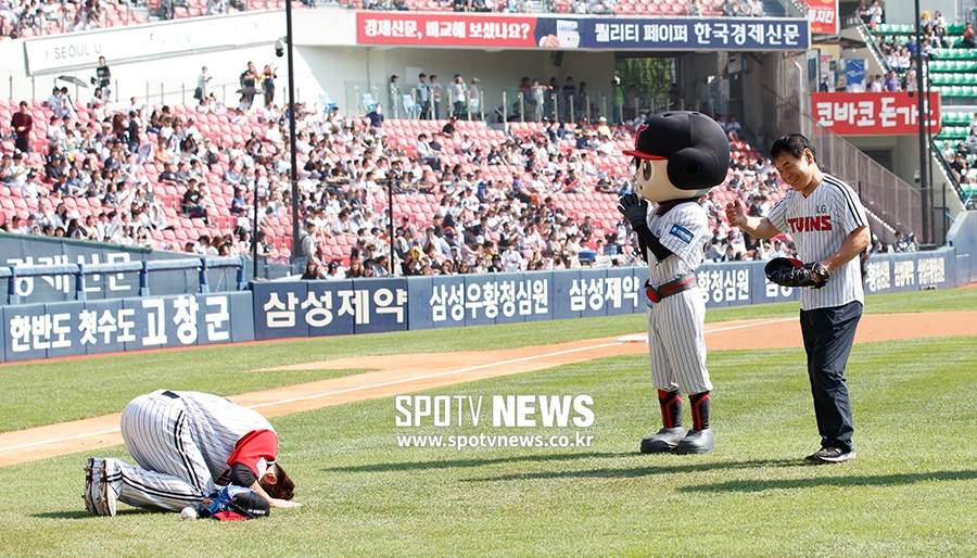 [포토S] 이동현, 그라운드 떠나며 아버지 향해 큰절
