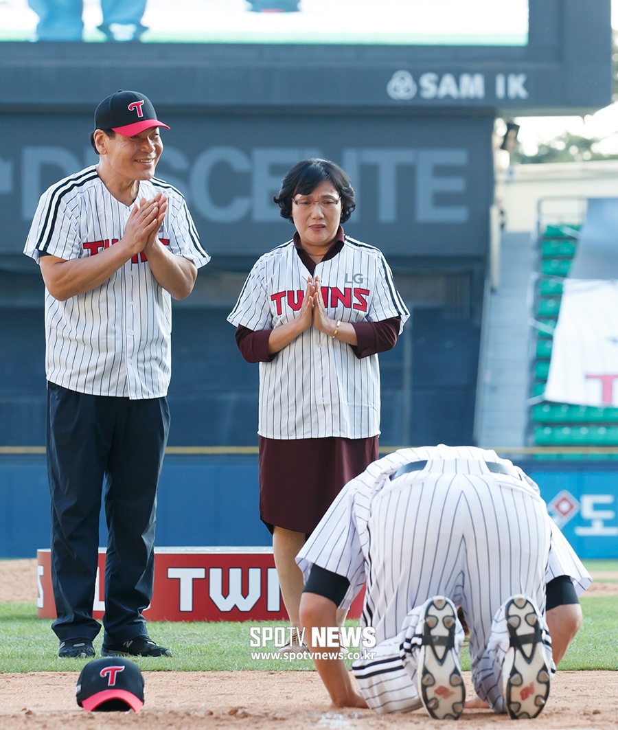 [포토S] 부모에게 절 올리는 이동현